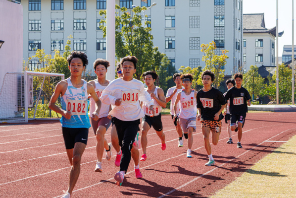 跑步 男生大队.jpg